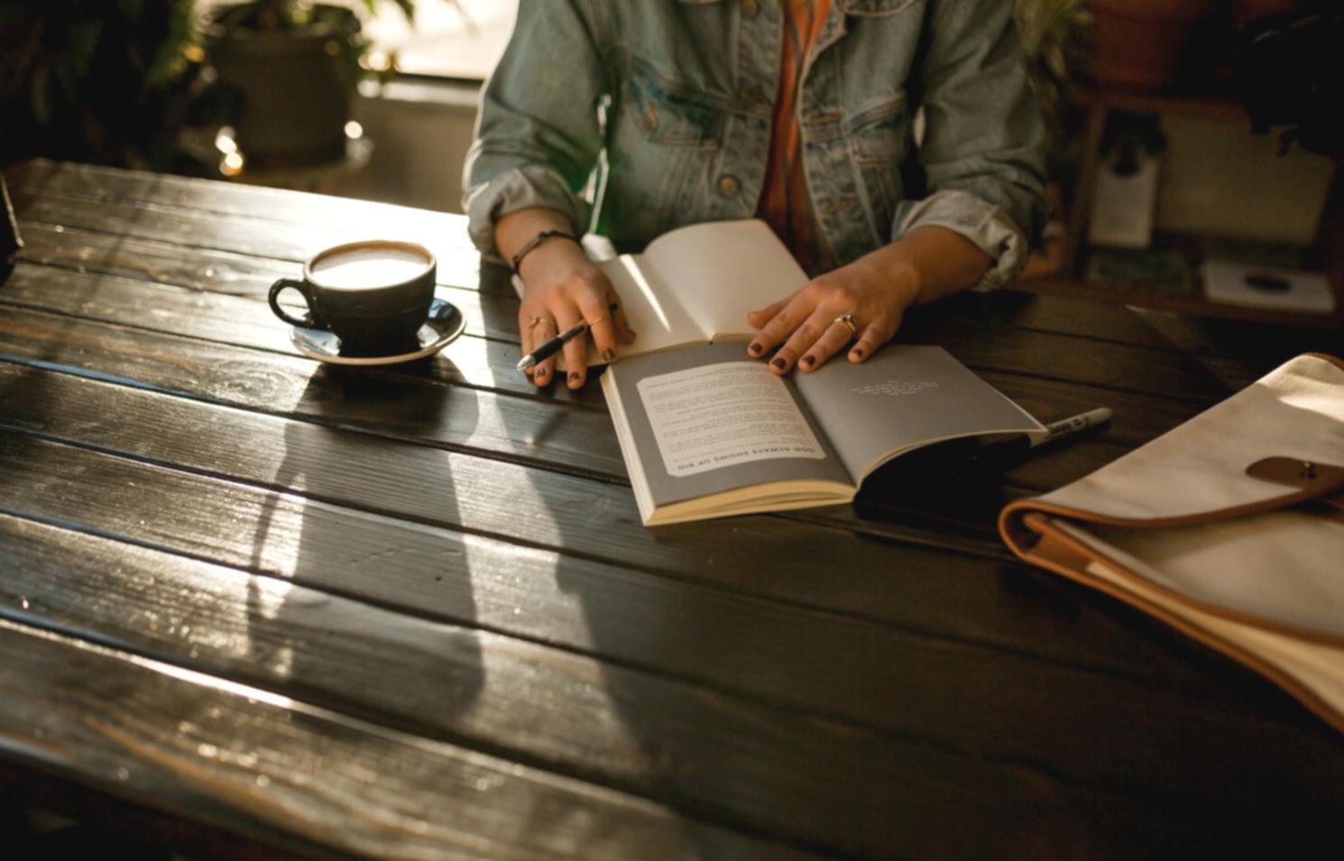 Modernes Büro mit Teamarbeit bei Capital Consulting Network